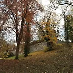 8 Pers 10' A Pied Du Centre:le Savoie نامور